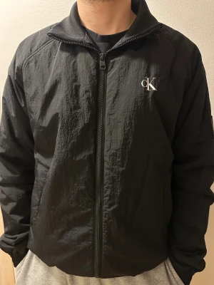 Calvin Klein Jeans Padded Harrington - Säljer denna då den tyvärr aldrig används numera. Så gott som ny, knappt använd, inga anmärkningar. Ny kostar 1700 kr.