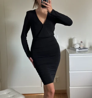 Svart klänning  - Helt ny klänning med prislapp från BikBok. 