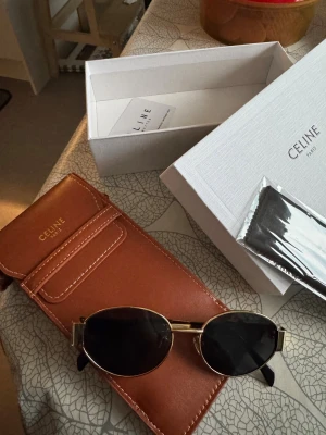 Trendiga solglasögon  - Bilderna visar ett par solglasögon från Celine Paris med tillhörande fodral och ask, men ingen väst finns med.
