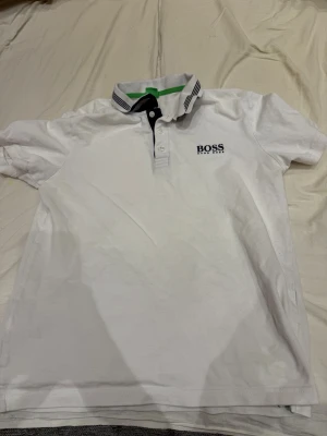 Hugo boss t shirt  - Säljer 2 Hugo boss t shirt, ingen användning dm för mer bilder t shirterna är storlek m men passar bättre för s-xs 