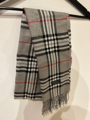 Burberry halsduk - Burberry scarf i fint skick! Hör av dig vid frågor och kolla gärna in min profil där jag säljer andra burberry halsdukar mm! 
