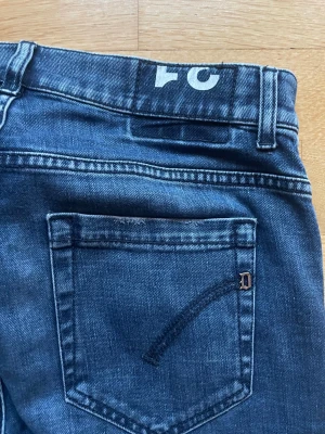 Dondup George  - Dondup jeans!! Säljer dom här snygga dondup jeansen jeansen är i w31 (mått längd 110cm) midjebredd 40cm jeansen är 9/10 skick och i en slim model nypriss runt 2999kr🤩🎉 skriv vid frågor🫡