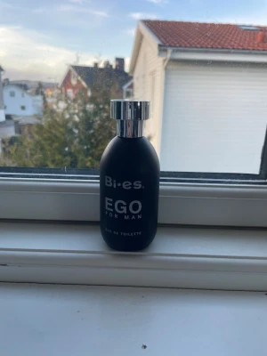 Bi-es Ego For Man parfym - Stilren Eau de Toilette för män från Bi-es. Perfekt för dig som vill ha en modern och självsäker känsla. Flaskan har en snygg, matt finish och metallisk kork. Volym och ingredienser framgår ej på bilderna. Korken sitter lite löst, flaskan är mer än halvfull! Knappt använd!