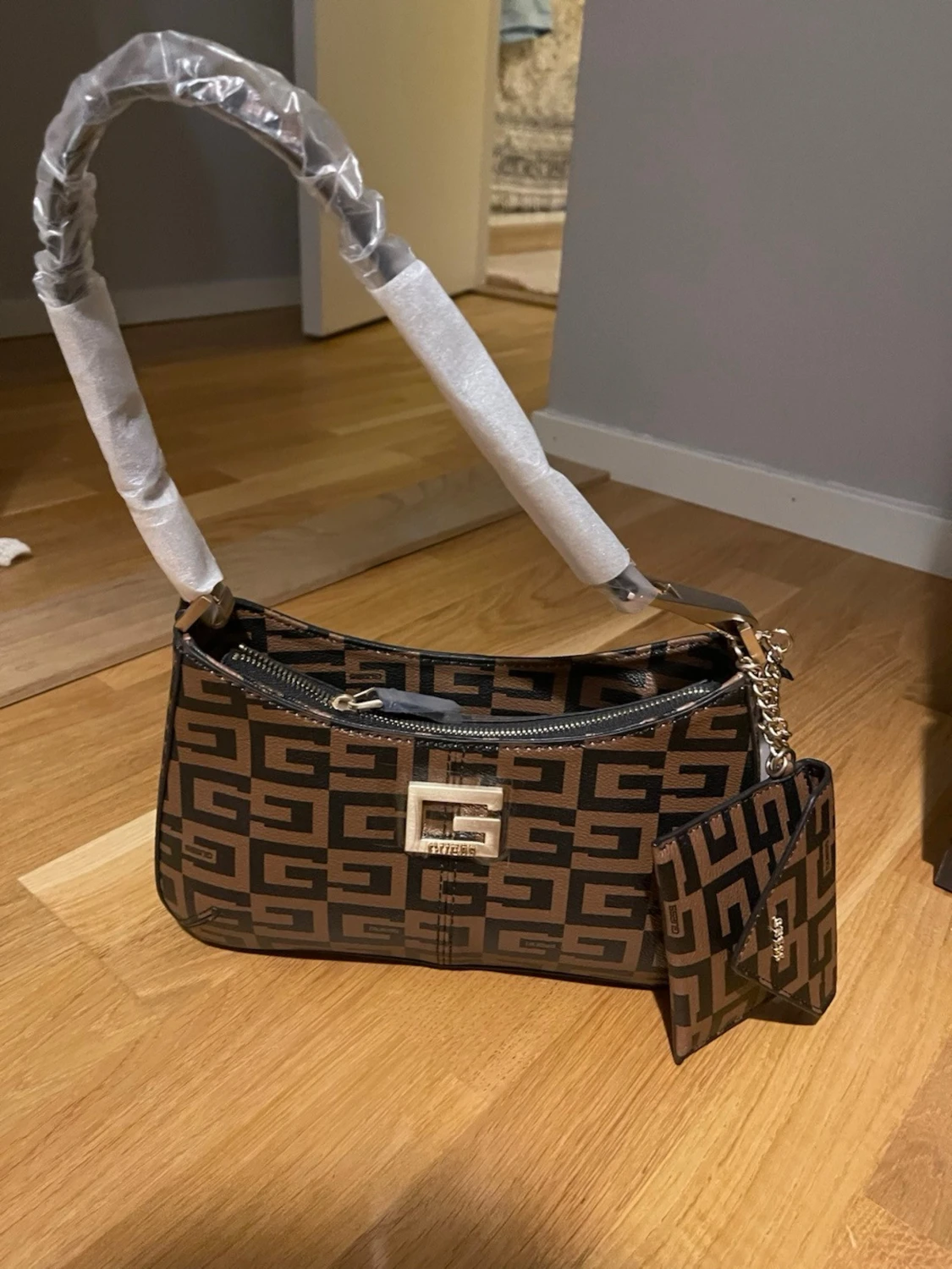 Brun axelväska från Guess med monogram - 2