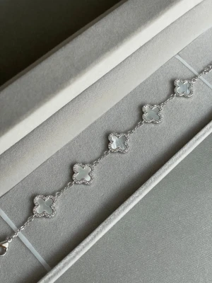 Silver glittrig klöver armband  - Säljer denna stilrena klöverarmband i glittrigt silver ✨Tillverkat av rostfritt stål av hög kvalitet som håller sig fint länge. Helt nytt och oanvänt! 🩶