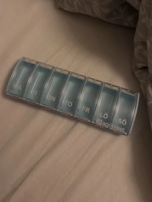 Dosett - måndag till söndag  - En dosett - måndag till söndag. Använd vid några tillfällen för vitamin men använder inte längre och säljer därför. Kommer diskas en extra gång innan jag postar. 