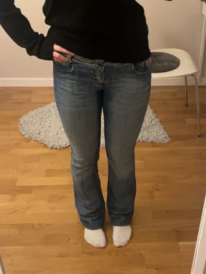 Diesel bootcut jeans - Snygga blå jeans från Diesel med en väldigt fin tvätt. Använda ett fåtal gånger, men köpta second hand. Skriv om du har några frågor!🩷