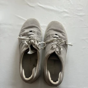 Axel Arigatos  - Okej Bra skick lite smutsig under skon för små för mig storlek 37 och köpt för 2600 vill även meddela att skorna inte går att hitta längre 