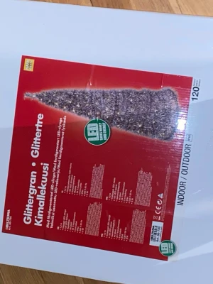 Glittergran - Silvrig glittergran med inbyggd LED-slinga