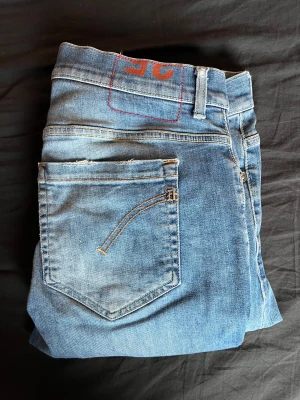 Dondup Jeans - Ett par riktigt snygga Dondup Jeans, storleken är 35 men sitter mer som 32. Finns inga skavanker utan de är i grymt bra skick. Vid frågor eller funderingar är det bara att höra av sig😊🙌