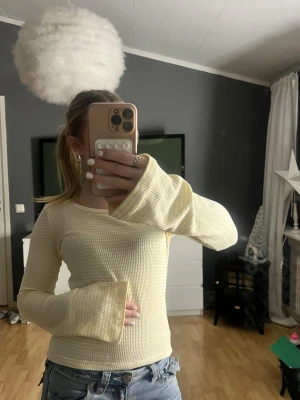 Fin tröja  - Super söt men kommer tyvärr inte till användning, den här används några gånger. Gul och vit randig, storlek xs men är lite större i storleken🥰 hör av dig vid frågor osv