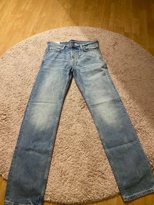Weekday Klean blå jeans 30/34 - Säljer ett par Weekday Klean jeans i ljusblå tvätt med rak passform och midwaist. Regular straight. Helt nya med prislapp kvar, och kommer i originalförpackning.