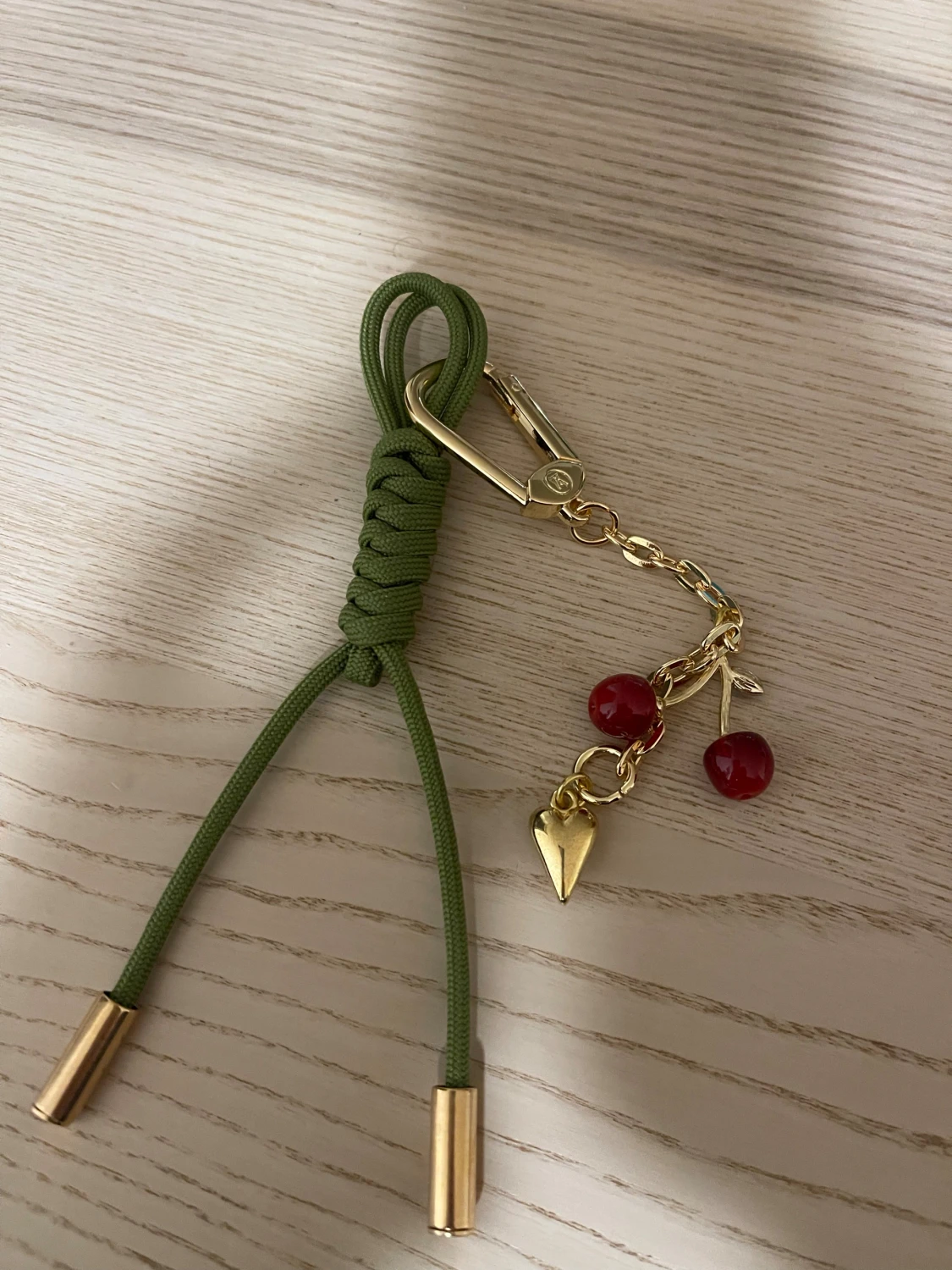 Vuitton Grön accessoar med körsbärsdetalj