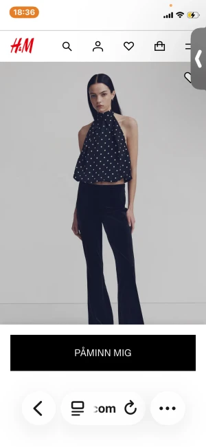 Svart prickig halterneck-topp H&M - Snygg svart halterneck-topp från H&M i satin med vita prickar. Toppen har en croppad passform, knyts i nacken med en stor rosett och har öppen rygg. Har använt en gång