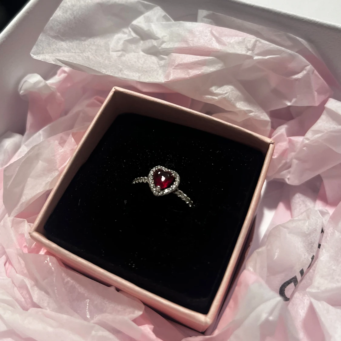 Ring med hjärtformad röd sten - 3