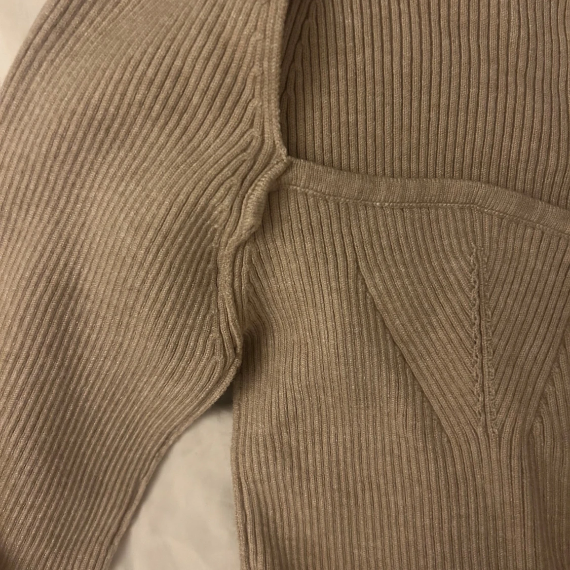 Beige ribbad stickad tröja - 1