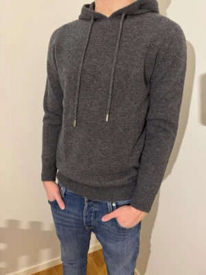 Merinoull hoodie  - En extremt snygg merinoull hoodie i färgen mörk grå i väldigt skönt material🤩 Storlek S, helt oanvänt! Hör av dig vid minsta lilla fundering!⭐️