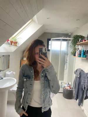 Ljusblå jeansjacka  - Säljer en klassisk ljusblå jeansjacka från &Denim i storlek 36/xs/s. Jackan har snygga silvriga knappar, två bröstfickor med lock och knapp samt två sidofickor. 💕