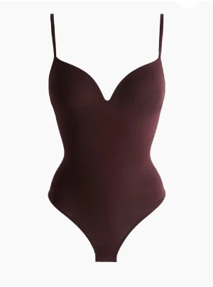 Vinröd body Hm - Säljer denna skitsnygga vinröda body som bara tyvärr inte kommit till använda❤️har storlek M på bodyn, har vanligtvis xs-s men den sitter ändå bra!