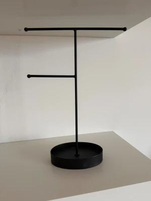 Smyckesställ - Den är använd men inget man ser tydligt på. Den kommer inte till användning längre därav säljer jag den.