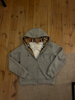 Vintage burberry zip hoodie - Säljer denna burberry zip då jag inte tyckte den passa mig riktigt. Inga skavanker, endast små små tecken på användning lite här och där men det är en gammal tröja så det ingår.