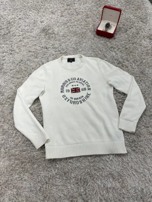 Morris tröja stickad vit storlek M - Väldigt snygg vit stickad tröja från Morris🙌.        Tröjan är i ny skick och har inga skador✅🤌storlek M.  Vid frågor/prisförlag tveka inte med att höra av dig😇 kolla även in en mängd liknande plagg i min profil. OBS följare får alltid bättre pris😁🫡