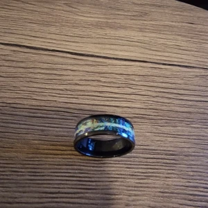 Ring som ändrar färg - Unik ring som ändrar färg. 8 mm syntetisk eldopalmangan. Bröllopsring för män o kvinnor. Grön. Storlek 10.