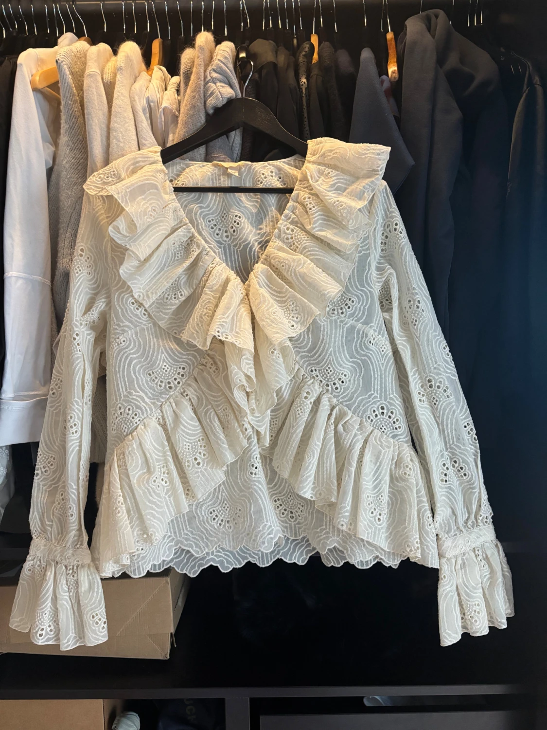 Broderad blus med volanger