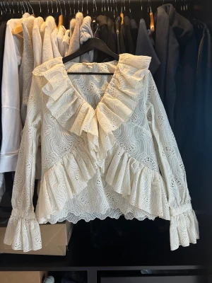 Broderad blus med volanger - Världens finaste blus som inte säljs längre, så fina volanger och broderat material! Från HM i storlek M
