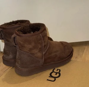 Bruna UGG boots i mocka - Bruna UGGs i bra skick! Hör av dig om du har några frågor🤗