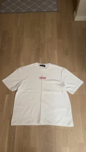 Dsq2 tröja vit  - Dsq 2 tröja helt ny aldrig använd storlek m går ner i pris snabb affär!