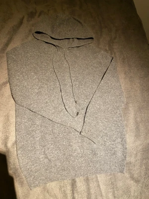 Kashmir Hoodie| M - Kashmir Hoodie| Grå| Riktigt populärt, Stiligt|Storlek: M| Magnifikt Skick| Inga defekter, Skador|  Passar runt 170-180 ungefär| Vid fler frågor slå en signal| . . . . Sell.ArchiveSS