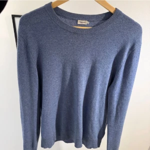 Blå Kashmir tröja - Snygg blå 100% Kashmir tröja från Filippa K i storlek L. Nypris ligger på 3200kr mittpris 950. Super bra skick förutom ett hål i en av armbågarna som kan lagas enkelt. Bara att skriva vid funderingar mvh Liam!