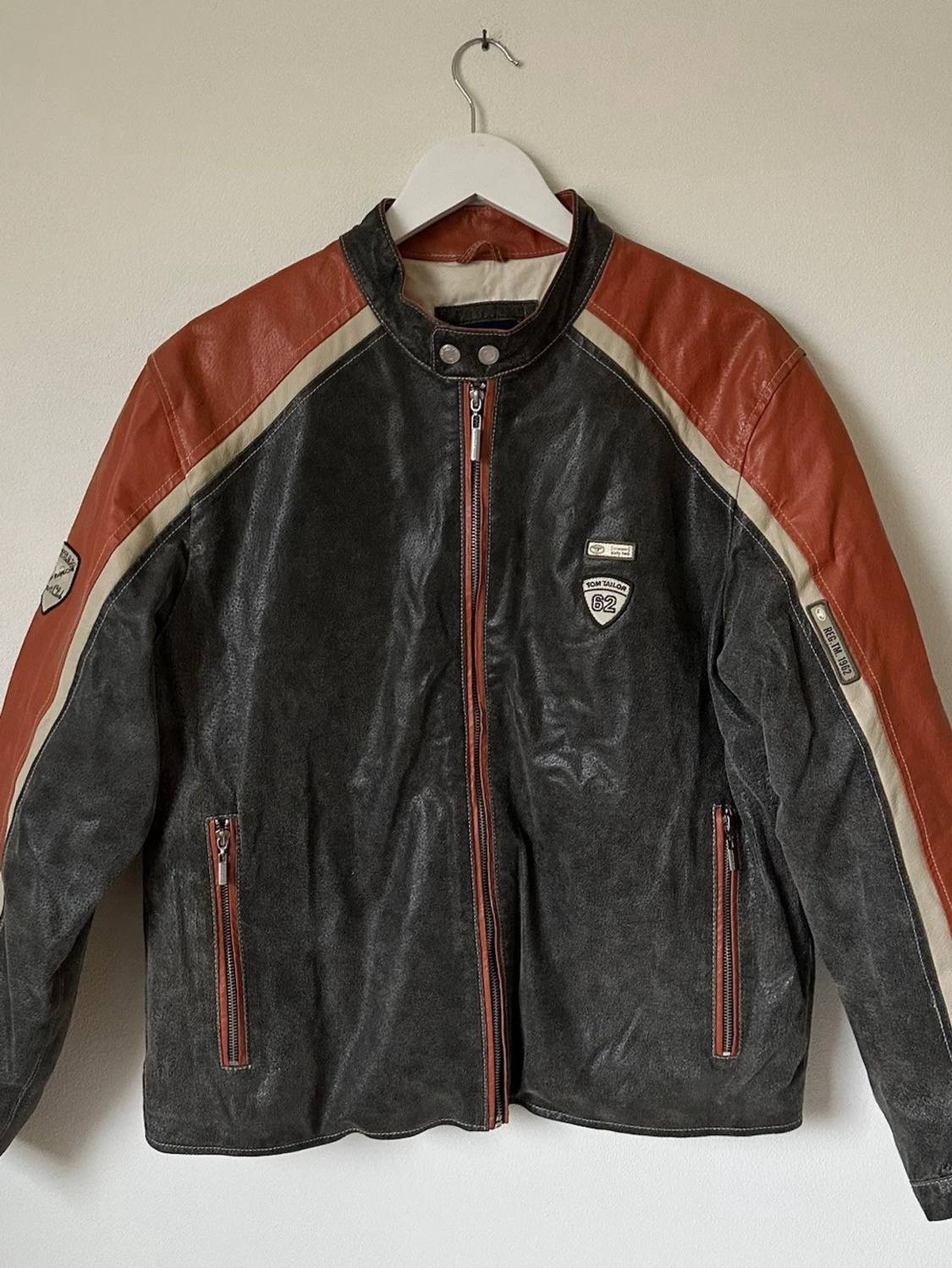 Mörkgrå och röd skinnjacka Tom Tailor