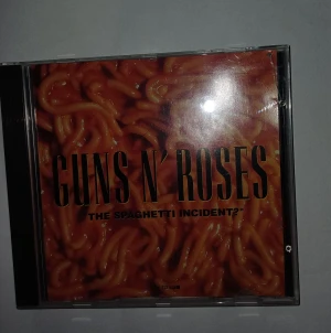 Guns n roses CD  - Som ny! Har en gammal prislapp där bak dock! Säljer för lyssnar inte på dem längre! Utgår från priset