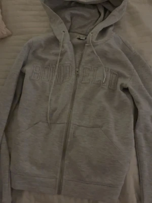 hoddie med dragkejda - En grå hoddie med dragkedja i storlek Xs💘