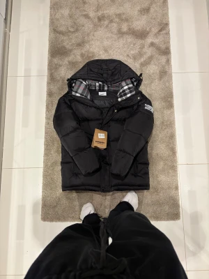 Burberry puffer jacket - Never worn burberry puffer jacket. Great gift. Tags and plastic bags✅ fast delivery📦 Ask for more photos📸😊
