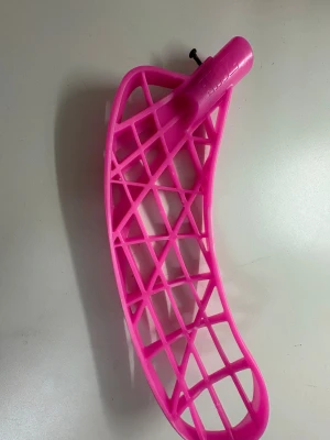 Air 1 innebandy blad till zonefloorball - Detta är ett air1 blad som väger 64 gram och är ett av världens lättaste blad 