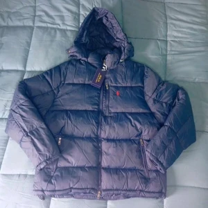 Ralph Lauren Jacka - Helt ny - Helt ny Ralph Lauren jacka  med tags. Både riktigt snygg och bekväm. Storlek XL men passar även L. Tveka inte ställa frågor vid intresse🙌