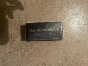 Emporio Armani Eau de Toilette - Emporio Armani ...lui/il/he/él 男 Eau de Toilette spray, 30 ml. Tillverkad i Frankrike. Ingredienser: Alcohol, Parfum, Aqua/Water, Limonene, Linalool, Butyl Methoxydibenzoylmethane, Ethylhexyl Methoxycinnamate, Ethylhexyl Salicylate, Citral, Geraniol, Citronellol, Coumarin, BHT, CI 19140, CI 42090.