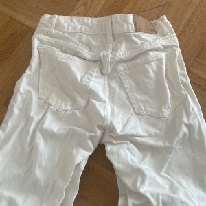 Vita raka bootcut  jeans från lager 157 XXS - Snygga vita jeans från 157 i storlek XXS. Modellen har flare ben. Ej använda alls, för små.  Nypris 400kr. 