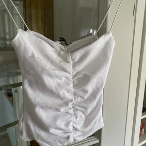 Vit topp med scrunch - Vit topp med smala axelband