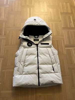 Sail Racing Arctic Down Vest - Sail Racing Arctic Down Vest, Inga tecken på användning, inga defekter överhuvudtaget. Nytvättad, tvättat 1 gång innan i kemtvätt.