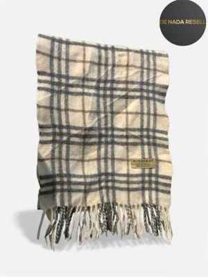  Burberry halsduk - Säljer nu en halsduk från Burberry. Gjord i 100% lammull och har fransar i kanterna. Längden är 135cm (ej inräknat fransar). Jätte fint skick, utan defekter!Hör av er vid frågor eller funderingar!🙌