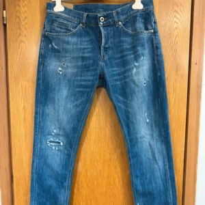 Dondup jeans George - Ett par stilrena dondup jeans modell George i storlek 34, väldigt fint skick med inga defekter. Skriv om ni vill ha mått! Pris kan ändras vid snabb affär.