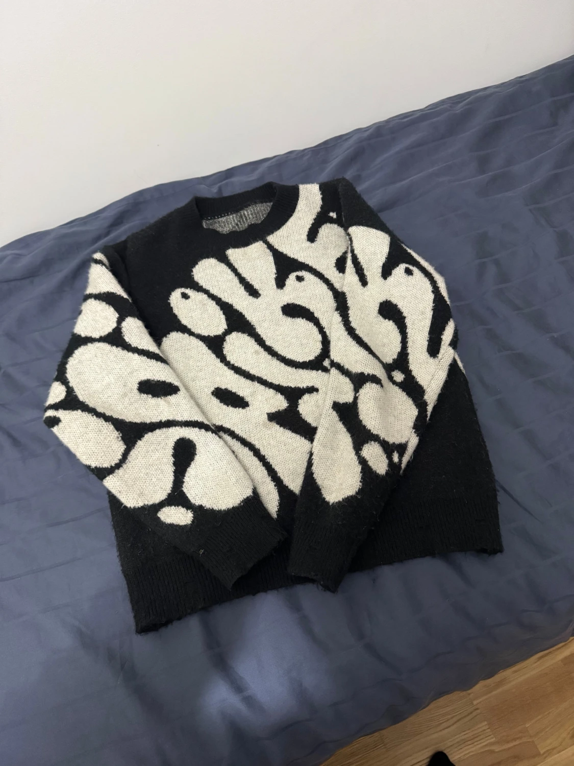 Svart stickad tröja med vit mönster - 1