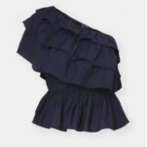 Mörkblå one shoulder topp - Säljer en mörkblå one shoulder  topp med volanger. Från Vero Moda i storlek M men passar även S. använd fåtal gånger är som NY!!! Kostar 399kr på hemsidan säljer för 200kr💙