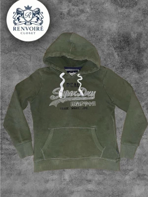 superdry hoodie - Riktigt fet och bra skick, eftertraktad superdry tröja som nu tyvärr blivit för liten, storlek xs fast en mindre xs som passar någon runt 165-170!