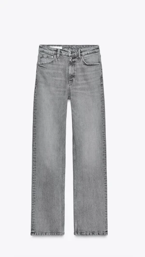 Grå raka jeans med hög midja från ZARA - Snygga grå jeans från ZARA med rak passform och hög midja. Klassisk femficksdesign och knappgylf. Jeansen har en cool tvättad look och är tillverkade i slitstarkt denimmaterial. Perfekta för dig som gillar en enkel och stilren vibe.