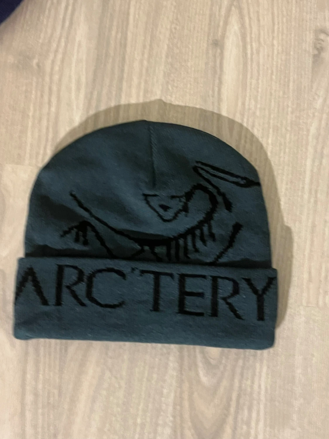 Tre arcteryx mössor  - 1